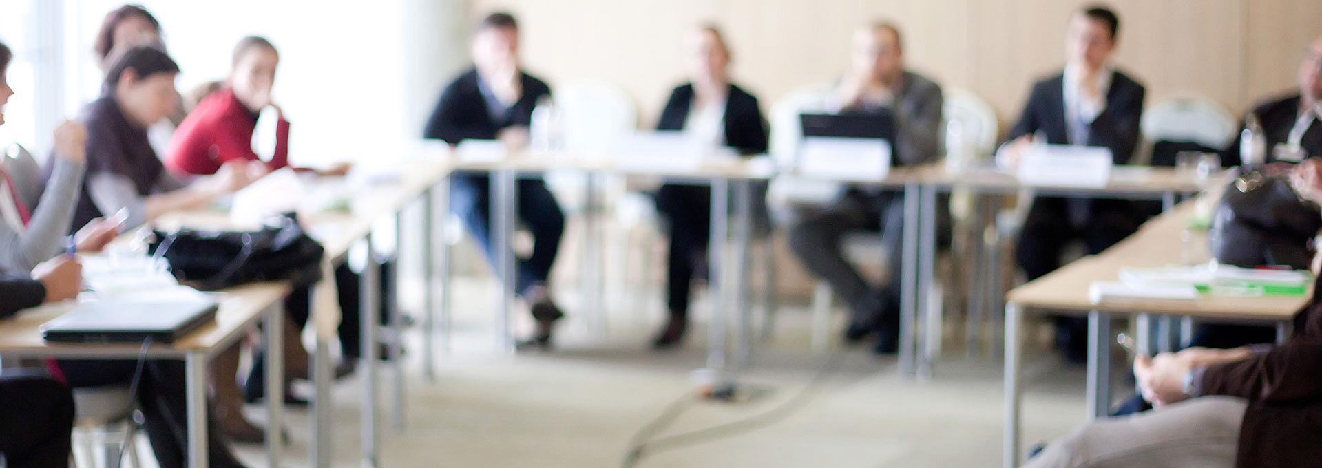 #htmlcaption-3 Regelmäßige offene Seminare sowie kundenspezifische Inhouse-Seminare.